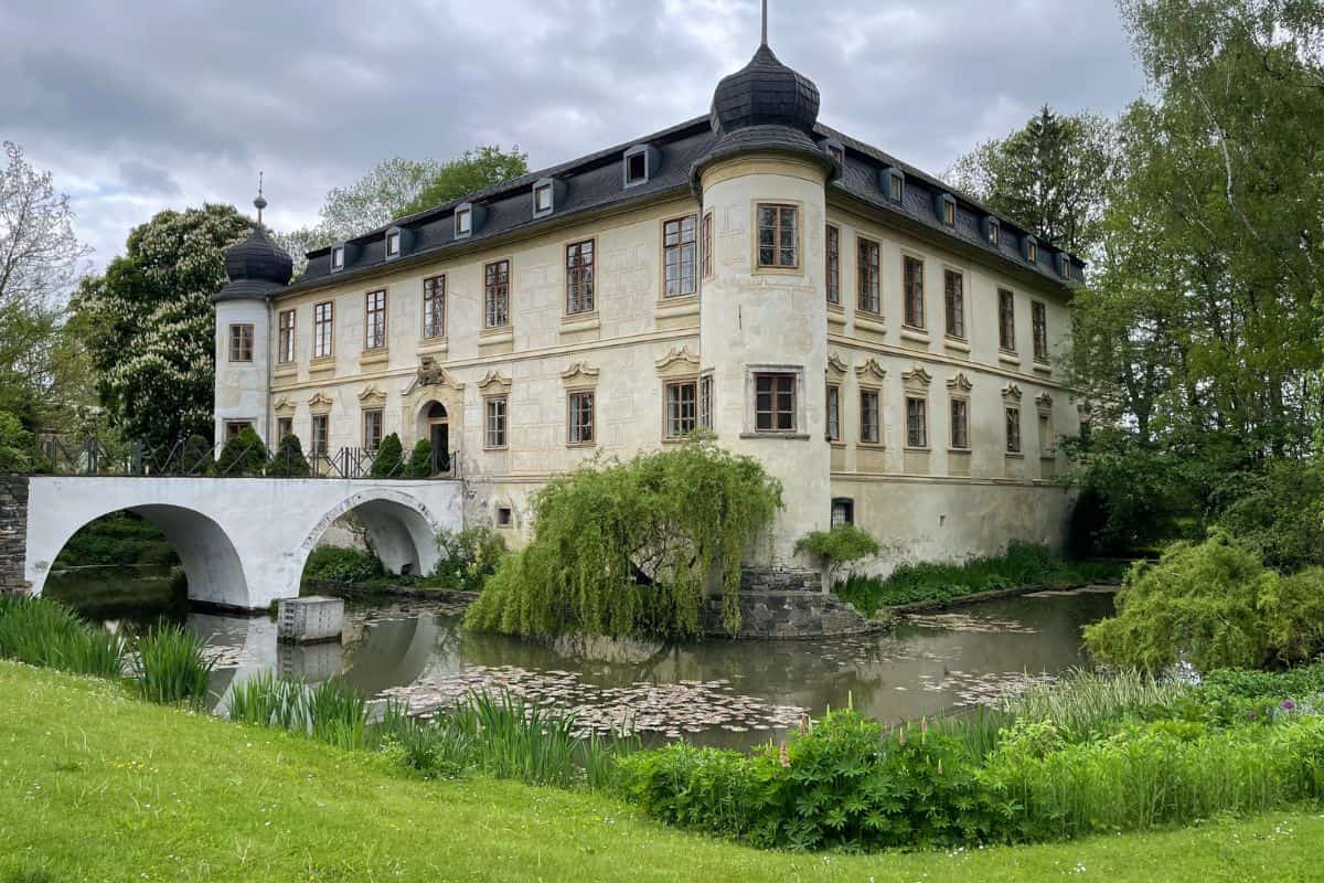 Das Chateau Trebesice ist ein Wasserschloss in der Nähe von Prag, in welchem jedes der 6 Zimmer einzigartig gestaltet wurde.