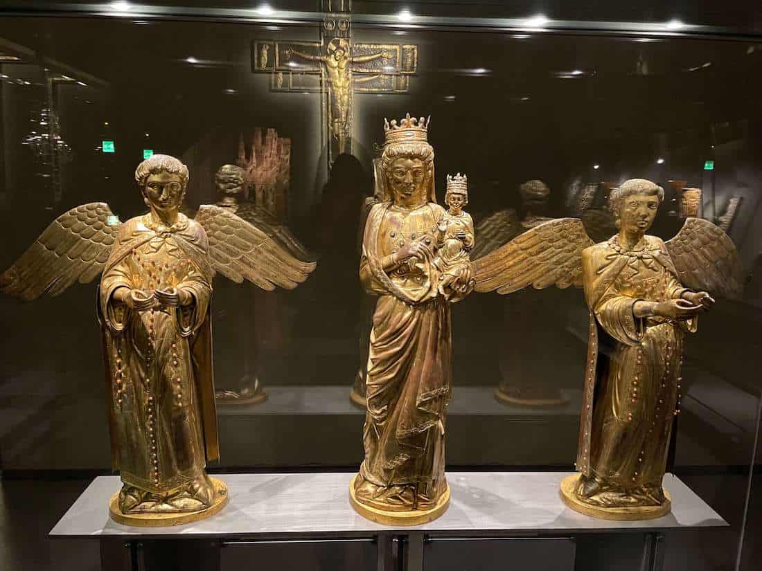 goldene Mariastatue und zwei Engelsstaturen im Dommuseum in Mailand