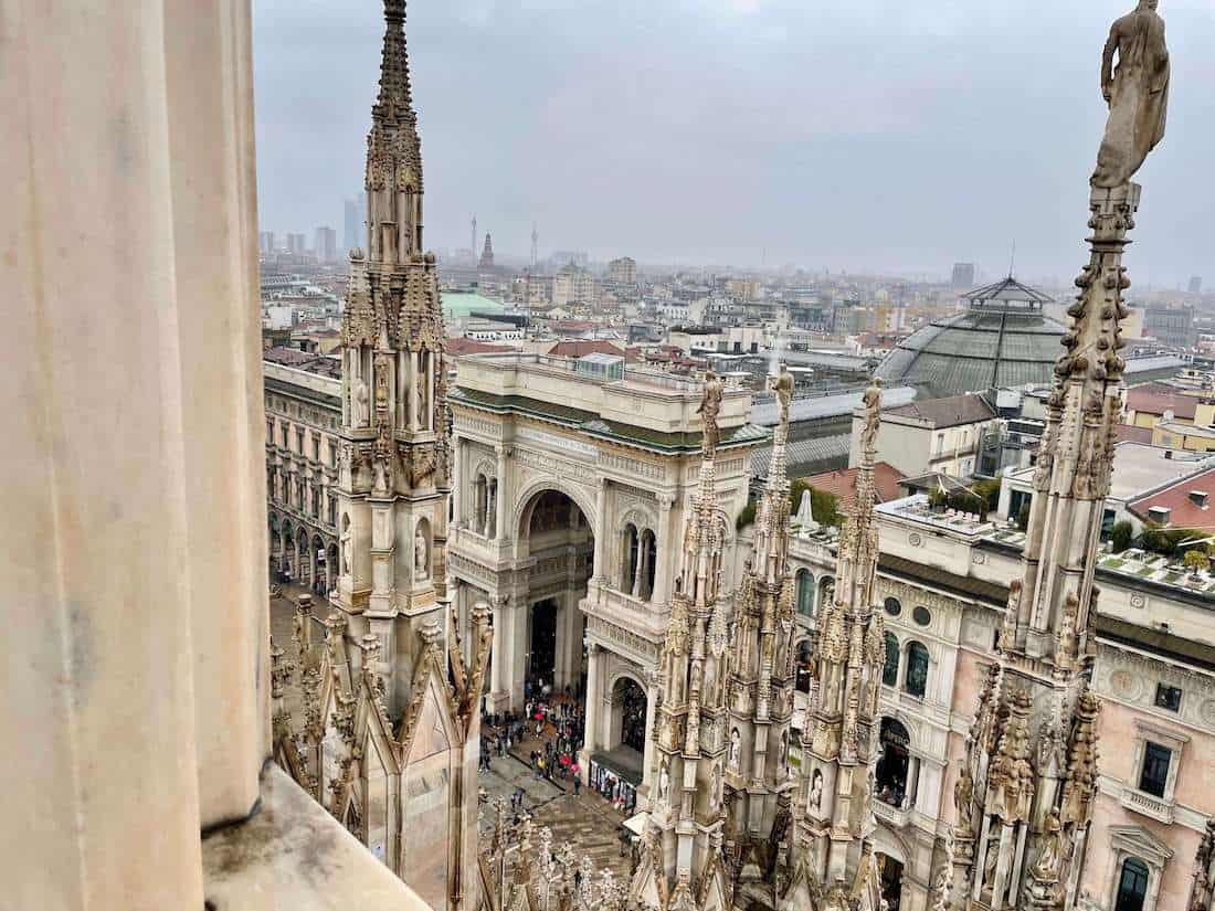 Blick von der Domterrasse mit Turmspitzen und Statuen auf die Galleria Vittorio Emanuele II