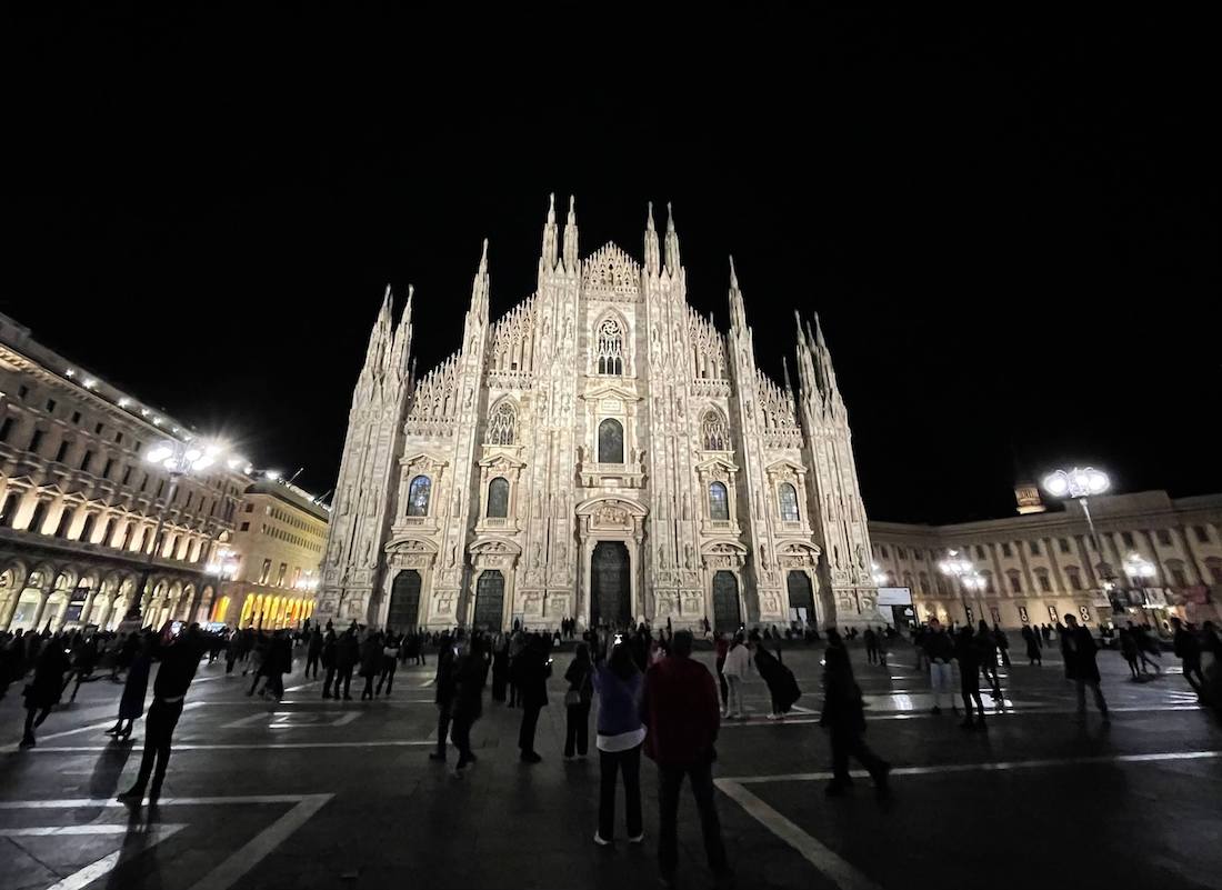 Blick auf den Mailänder Dom bei Nacht