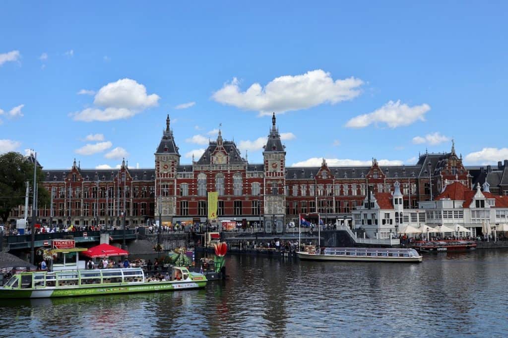 Boote vor dem Amsterdam Bahnhof