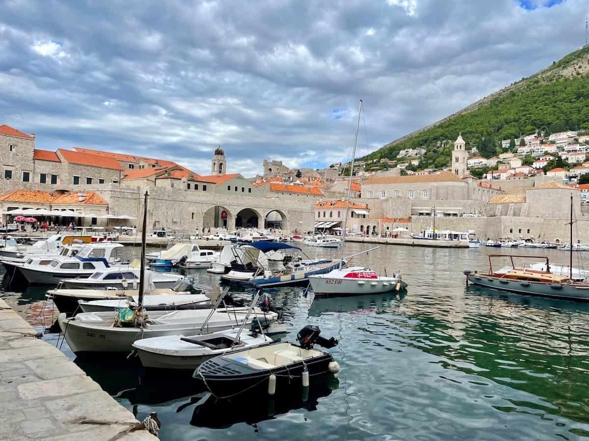 Blick auf die Altstadt von Dubrovnik mit Hafen