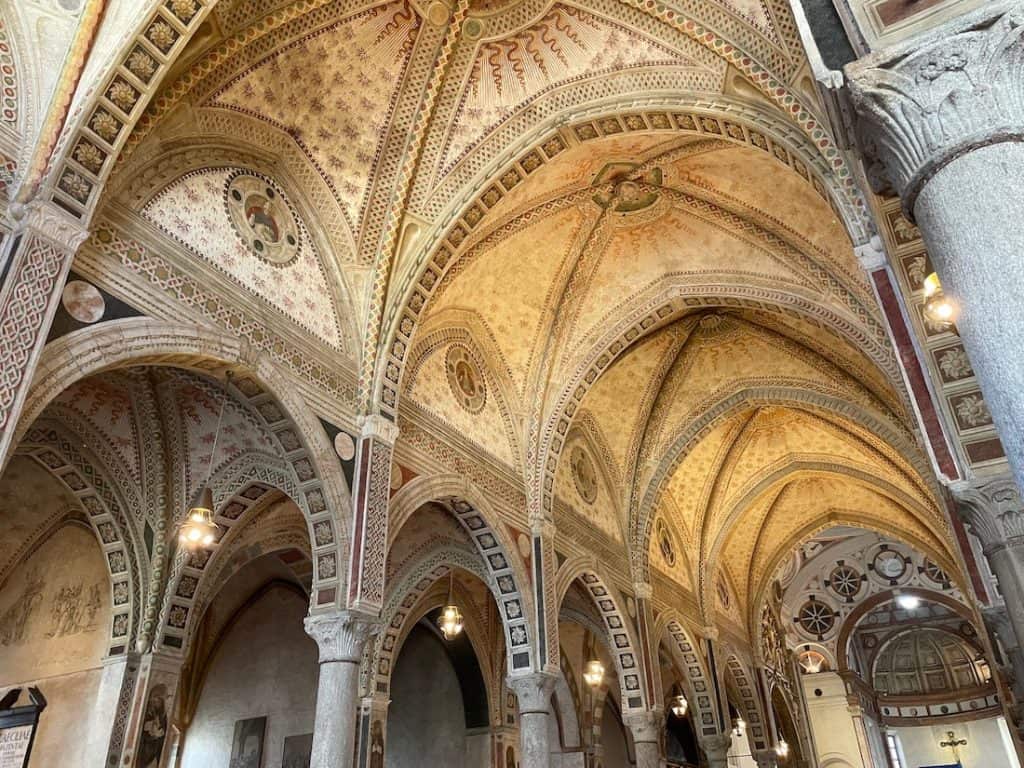 Innenansicht und Deckenfresken der Kirche Santa Maria delle Grazie