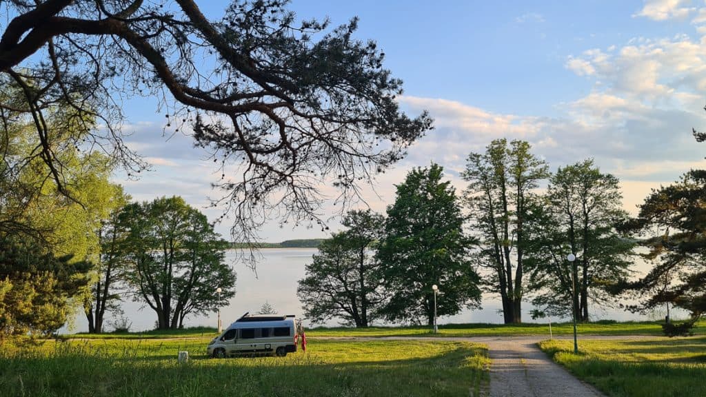 Campervan vor See in der Region Masuren in Polen