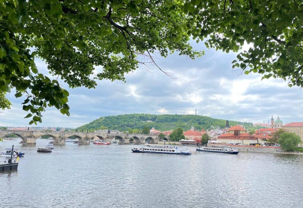 Prag mit Blick auf Moldau und Karlsbrücke