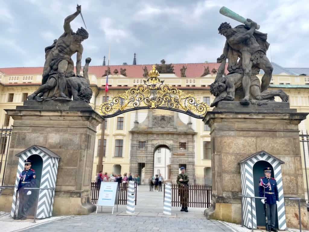 bewachter Eingang zur Prager Burg