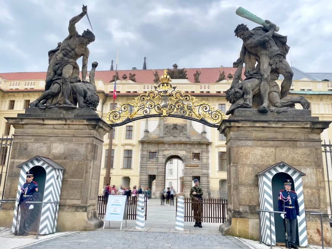 bewachter Eingang zur Prager Burg
