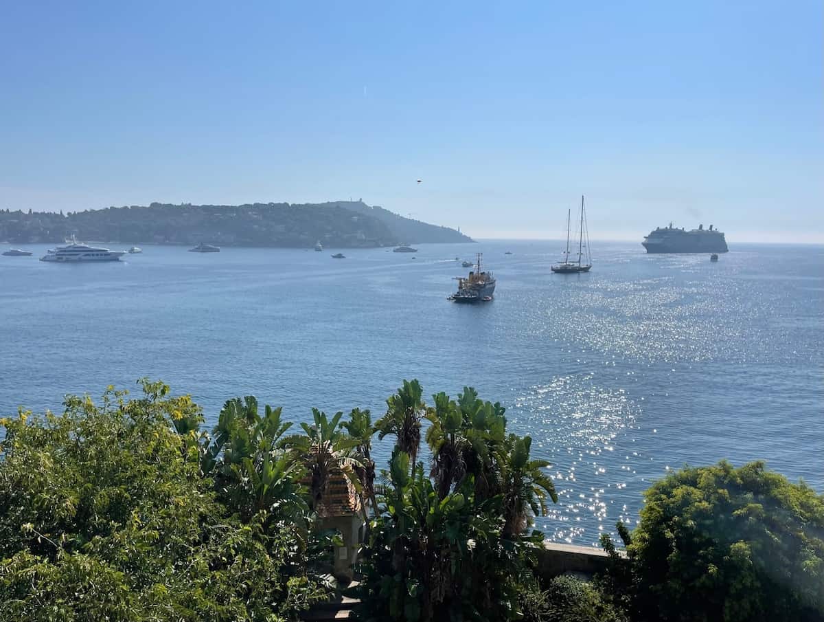 Blick auf Saint-Jean-Cap-Ferrat mit Meer und Yachten im Vordergrund