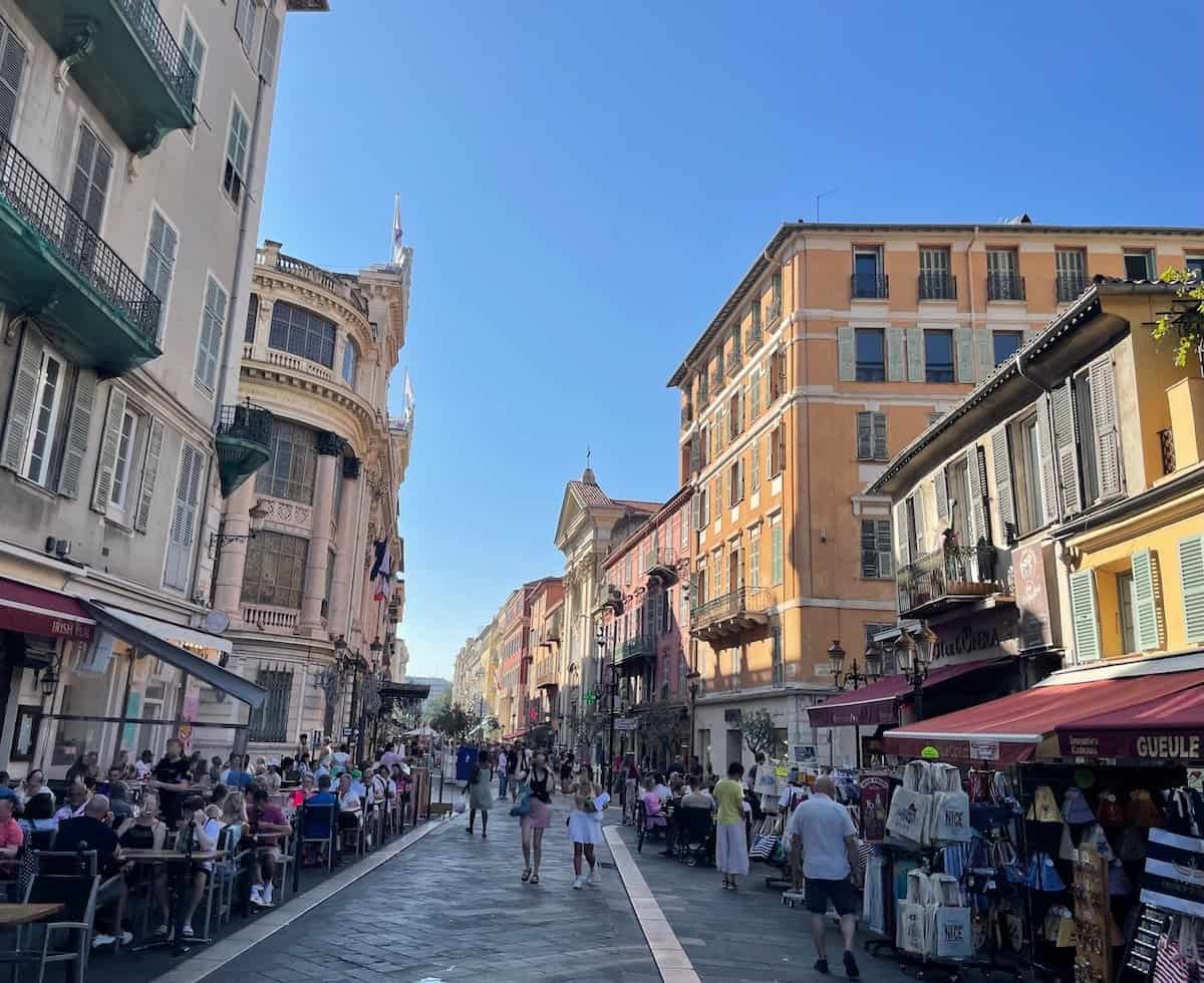 Blick auf die lebhafte Straße rund um den Cours Saleya