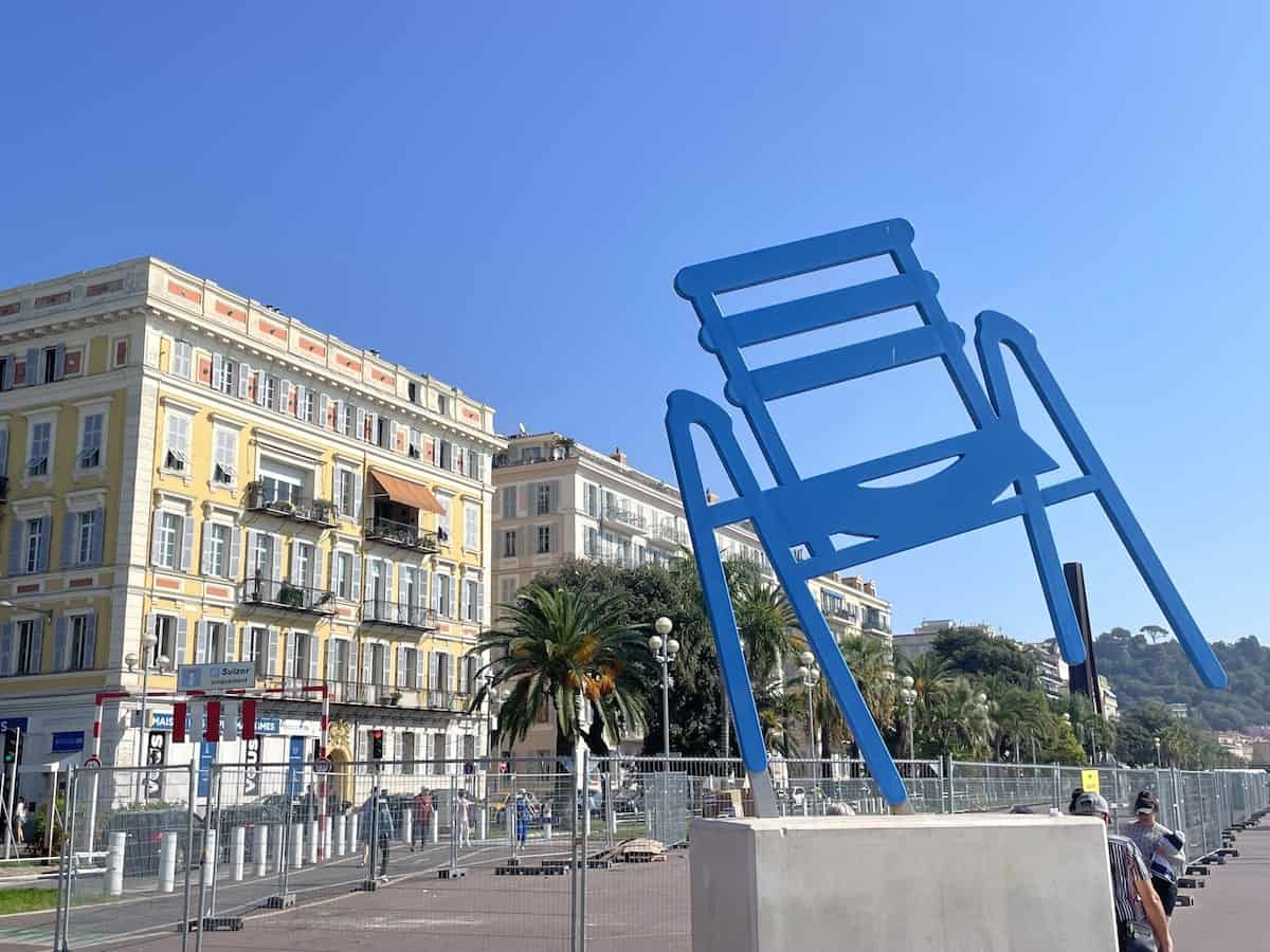 der blaue Stuhl La Chaise Bleu ein Kunstobjekt an der Promenade des Anglais in Nizza