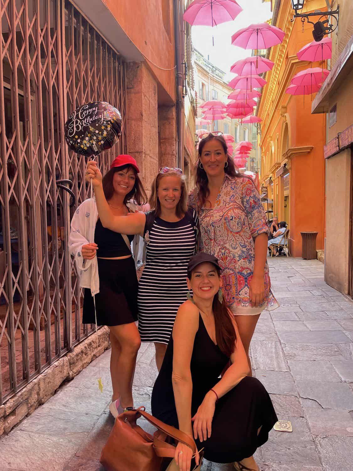 Freundinnen feiern Geburtstag in der Altstadt von Grasse