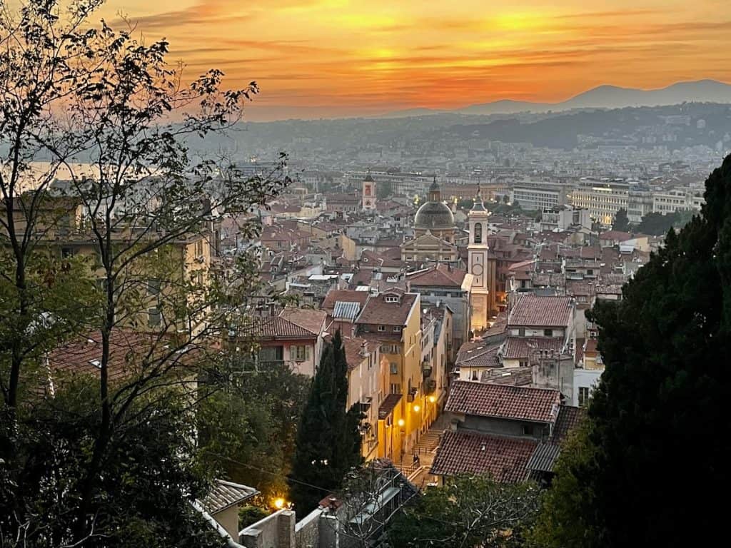 Sonnenuntergang über Nizzas Altstadt