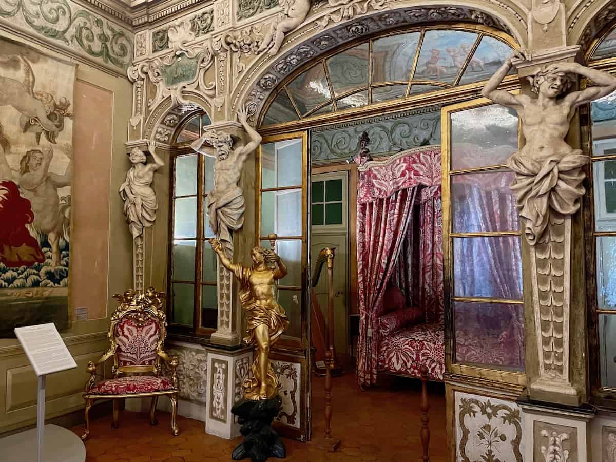 Sehenswürdigkeit in Nizza Palais Lascaris mit barockem Schlafzimmer mit reich verziertem Himmelbett und Statuen