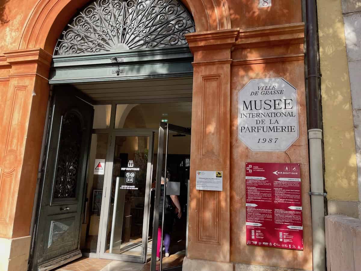 Blick auf den Eingang des Musée International de la Parfumerie in Grasse