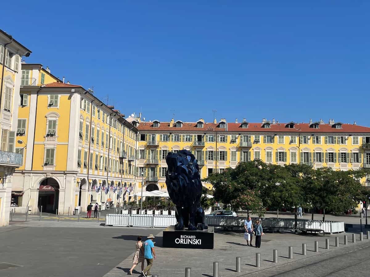 Blick auf den Place Garibaldi in Nizza mit schwarzer Löwenstatue von Richard Orlinski im Vordergrund