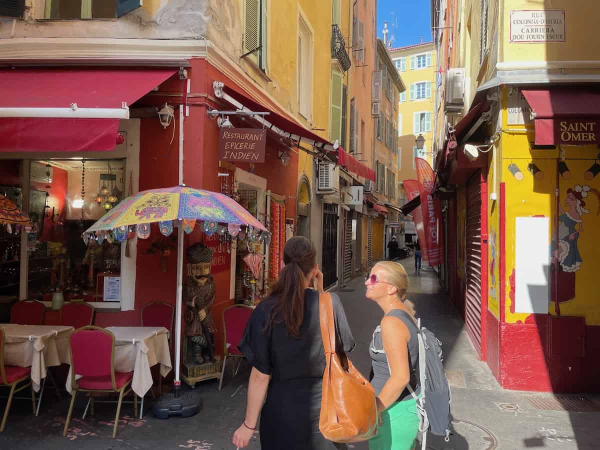 enge Gassen in Vieux Nice laden zum Shoppen mit den beiden Freundinnen ein