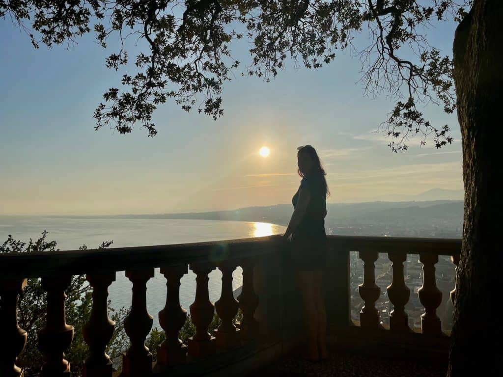 Aussichtsterrasse auf dem Hügel in Nizza mit Silhouette von Christina