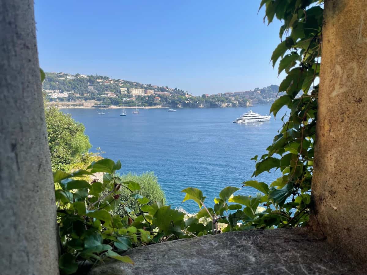 Blick von der Festung in Villefranche-sur-Mer auf die Bucht inklusive Motoryacht