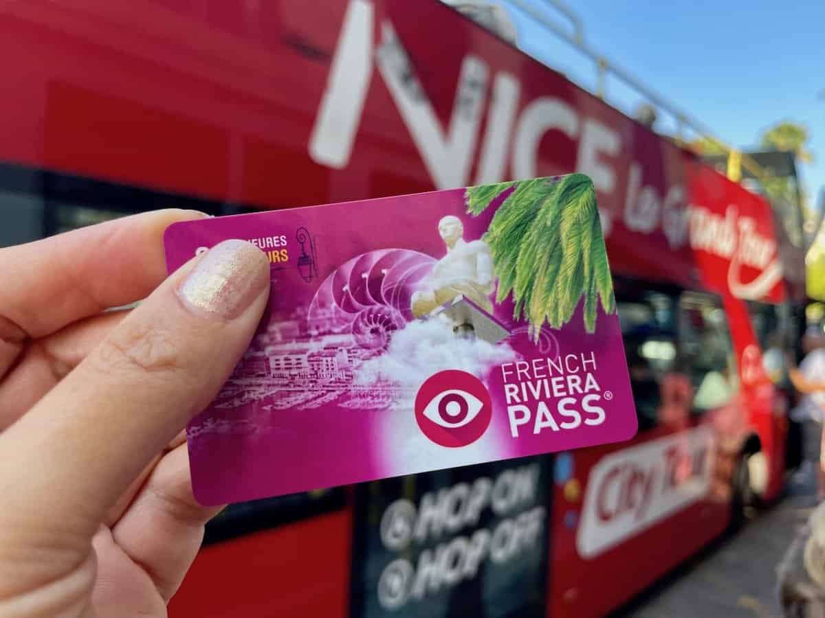 French Riviera Karte mit rotem Doppeldeckerbus mit Nice Aufschrift im Hintergrund