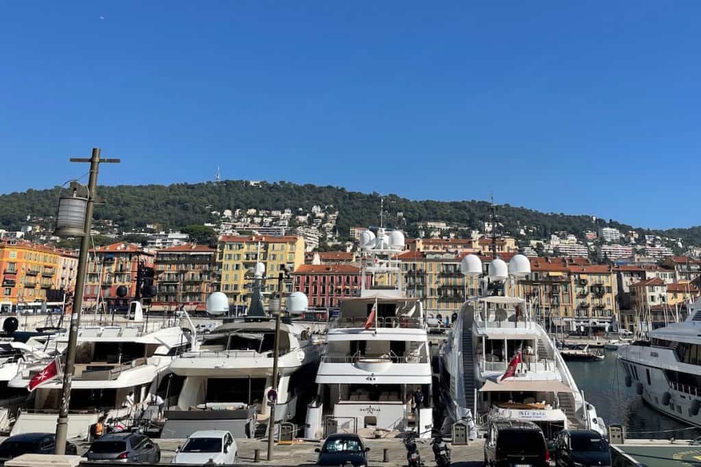 Luxusyachten im Hafen Lympia in Nizza