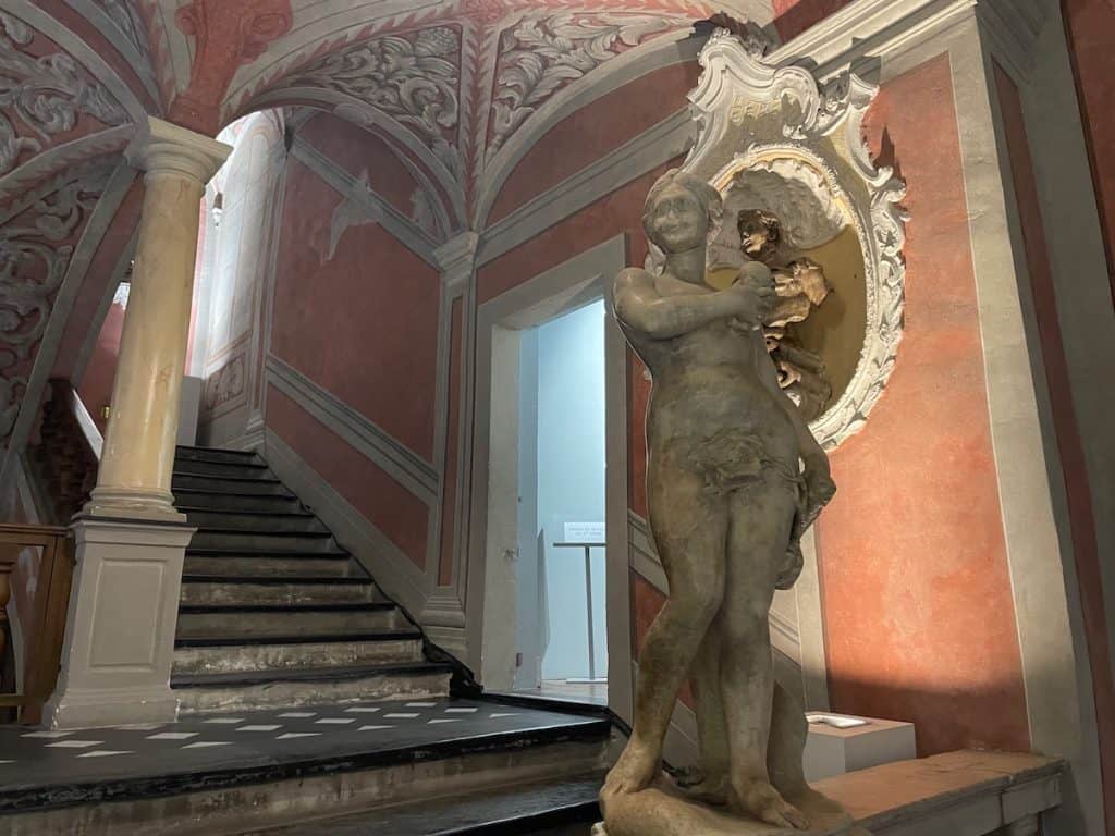 Eingangsbereich des Palais Lascaris in Nizza mit Stiege und barocker Statue