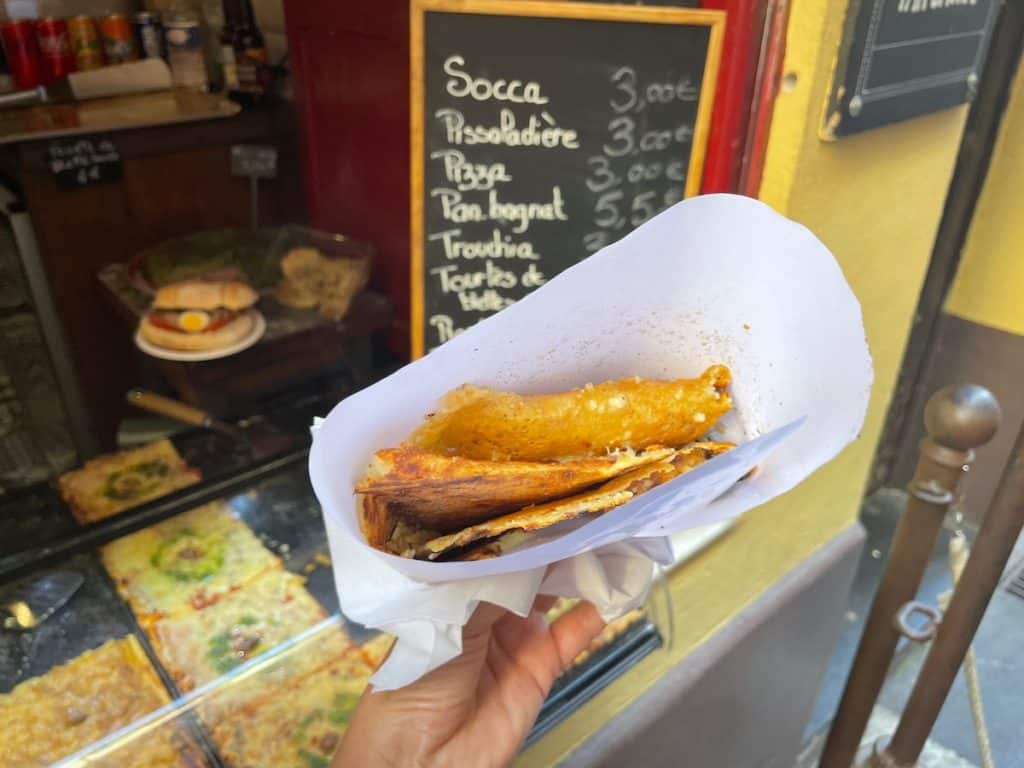 Socca Pfannkuchen aus Kirchererbsenmehl vor Chez Thérése Lokal in Nizza