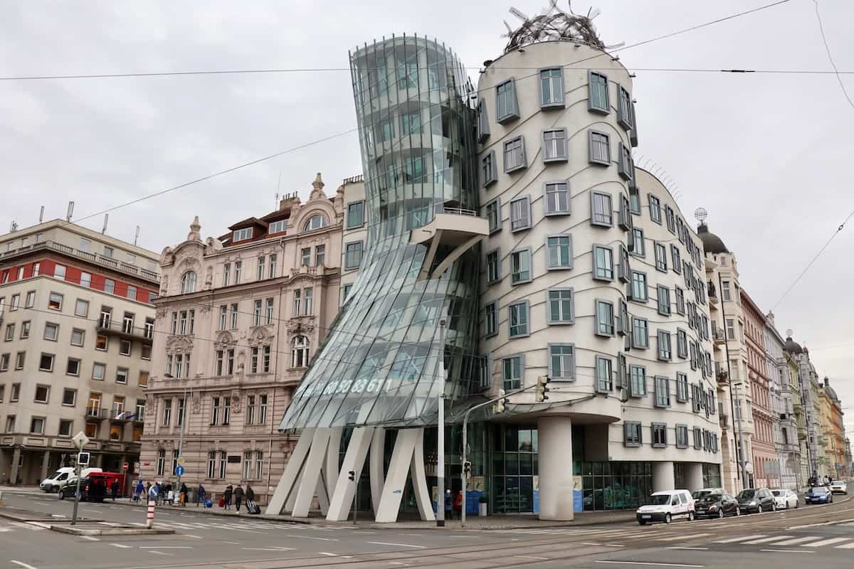 Sehenswürdigkeit Tanzendes Haus in Prag im Winter
