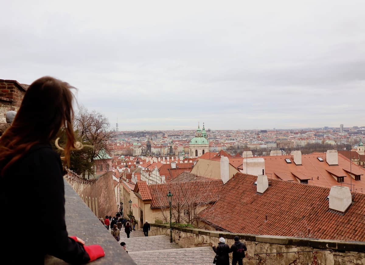 Prag im Winter mit Ausblick auf die Altstadt von der Prager Burg aus