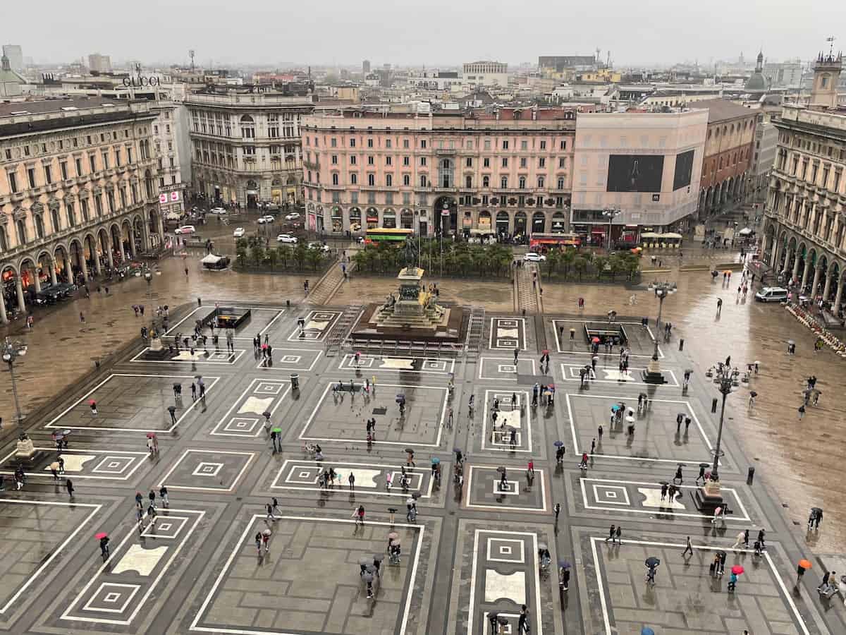Domplatz in Mailand bei Regen von der Domterrasse des Mailänder Dom aus