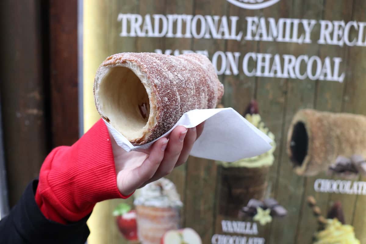 Spezialität Trdelnik vor traditionellem Geschäft