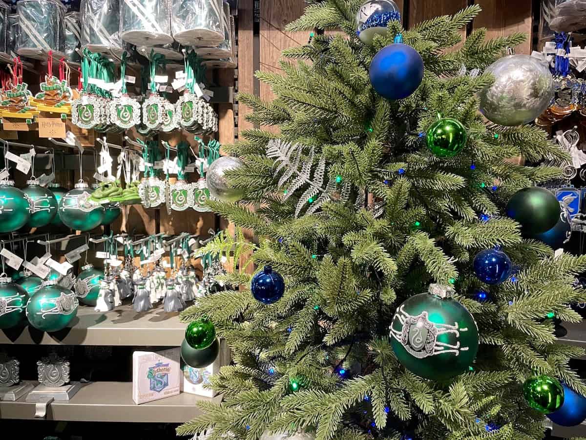 exklusive Souvenirs hier Christbaumschmuck im Slytherin-Stil beim Harry Potter Studio Shop