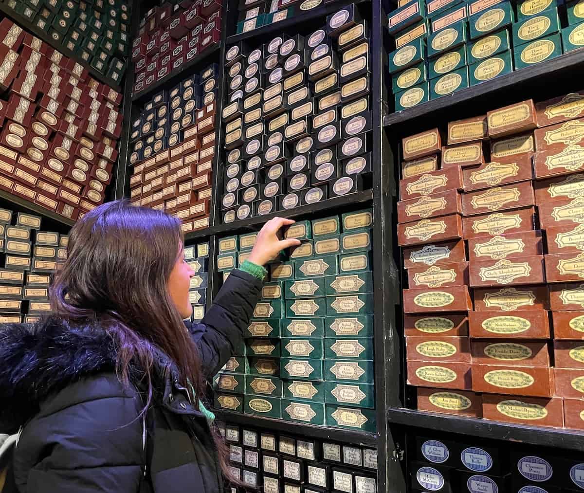 Harry Potter Store in den Filmstudios. Autorin Christina vor einem Regal mit Zauberstäben