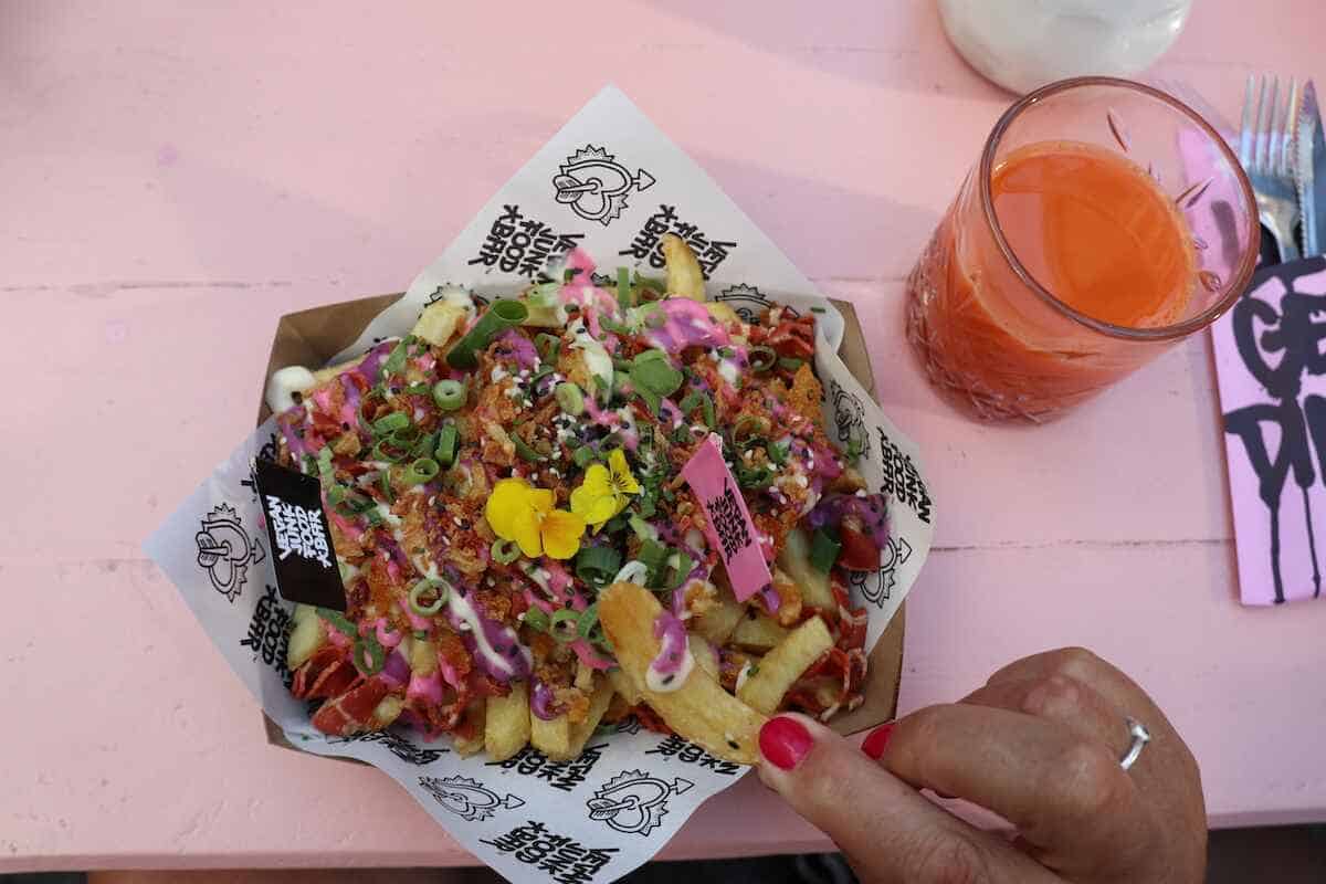 Essen in Amsterdam in der Vegan Junkfood Bar, garniert mit essbaren Blüten.