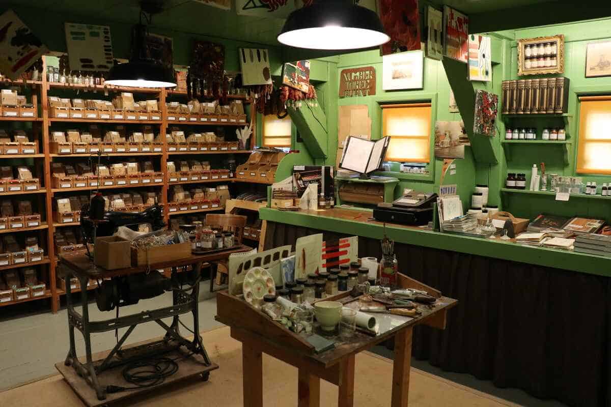 Mit Farbpigmenten, Pinsel und Farben gefüllter Raum in der De Kat Farbmühlen in Zaanse Schans, dem Windmühlendorf bei Amsterdam.