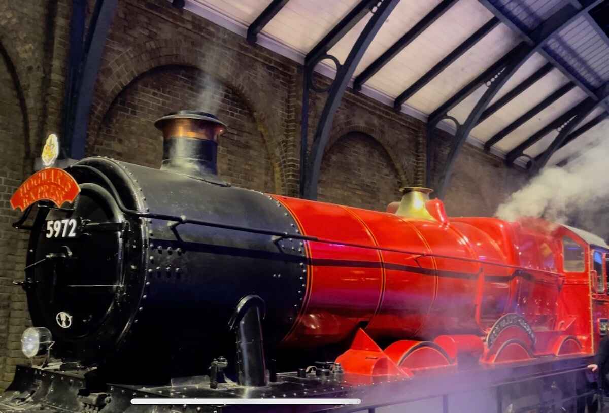 Hogwarts Express Zug in den Warner Bros. Studios London