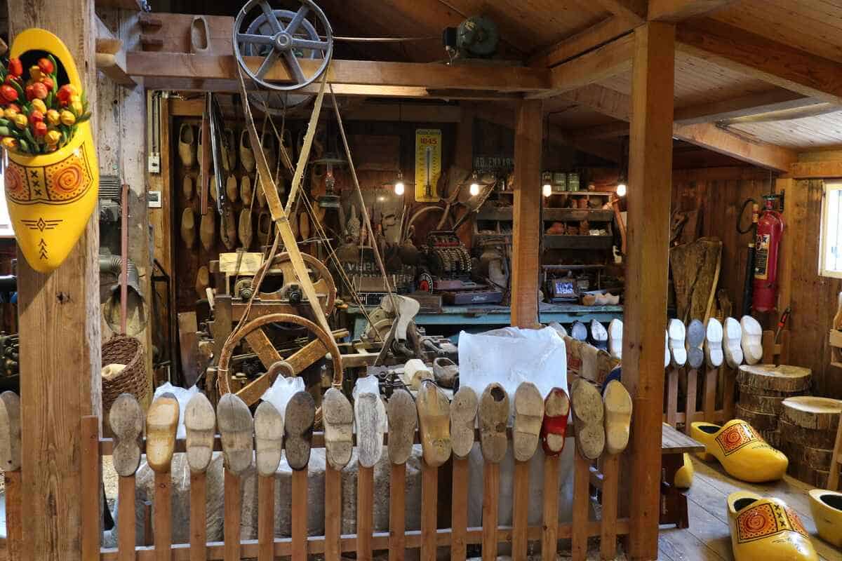 Einblick in die Werkstatt in Zaanse Schans, wo die bunten Holzschuhe hergestellt werden.