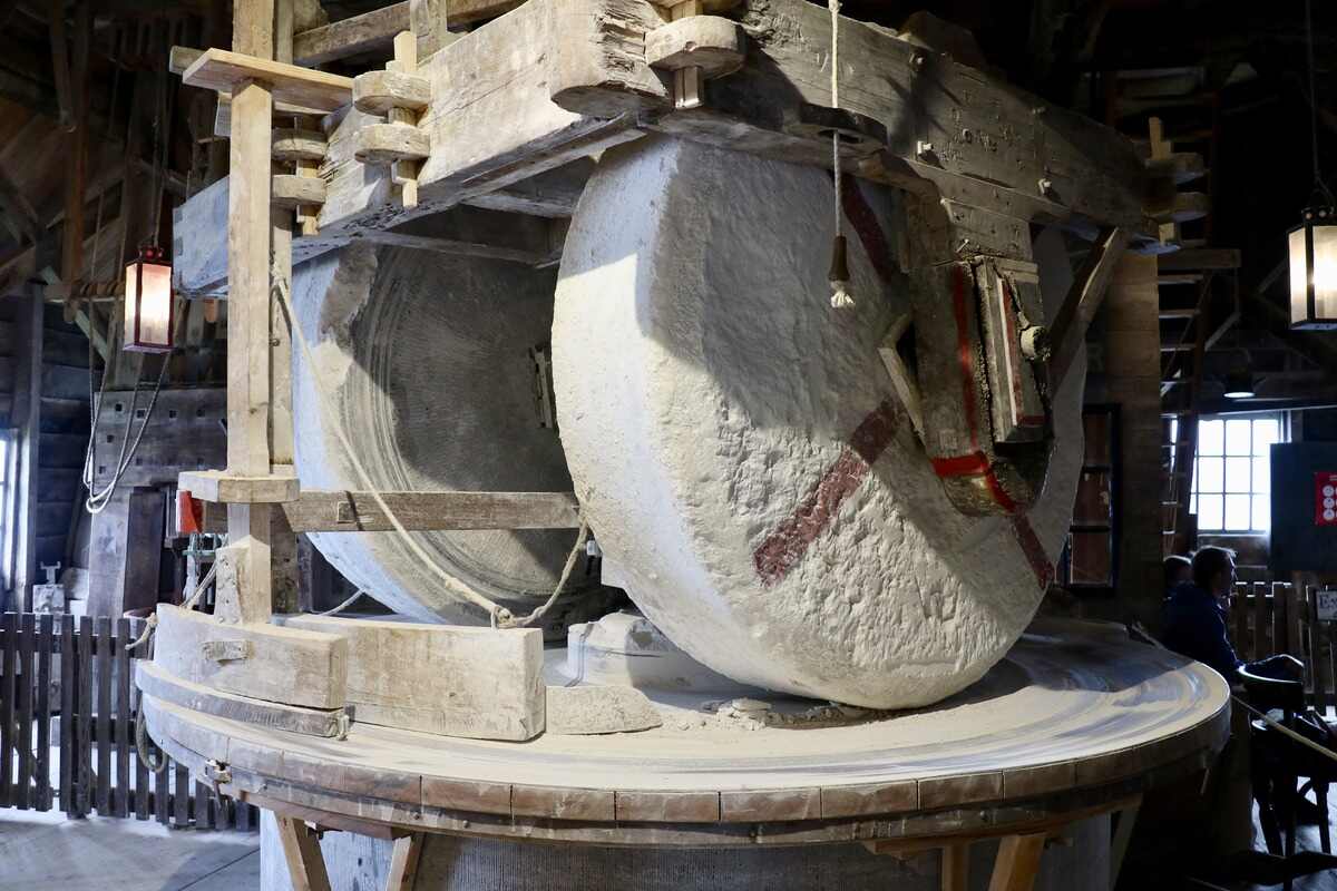 Zwei riesige Mühlsteine in der Farbmühle. Hier wurden die Farbpigmente gemahlen.