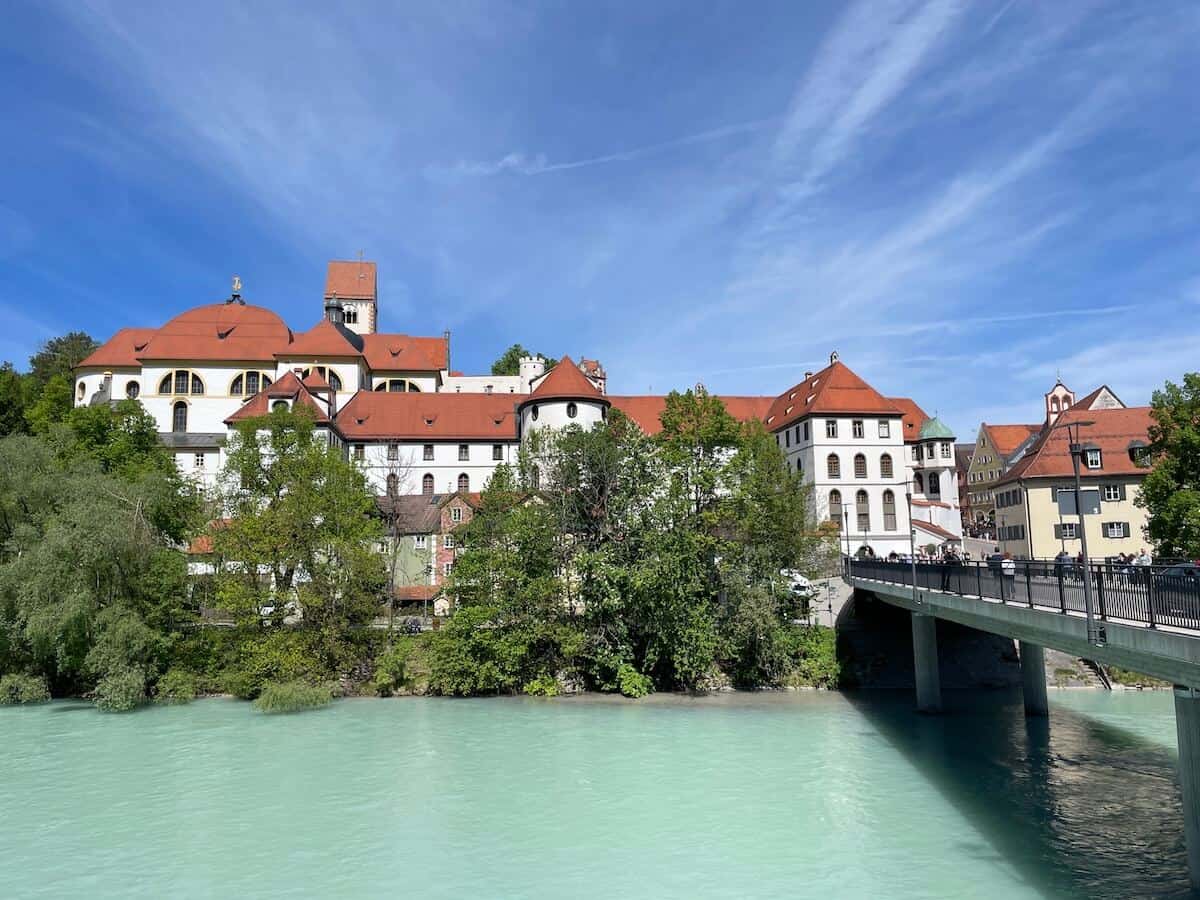 Das Hohes Schloss und das Benediktinerkloster vom Lechufer aus gesehen zählt zu den besten Füssen Sehenswürdigkeiten