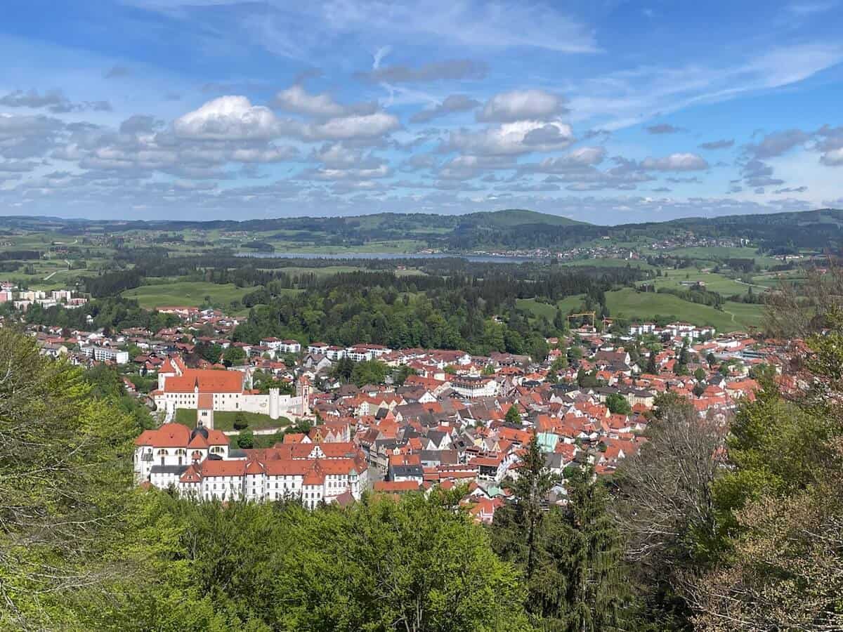 Die beste Aussicht auf Füssen gibt es vom Kalvarienberg.