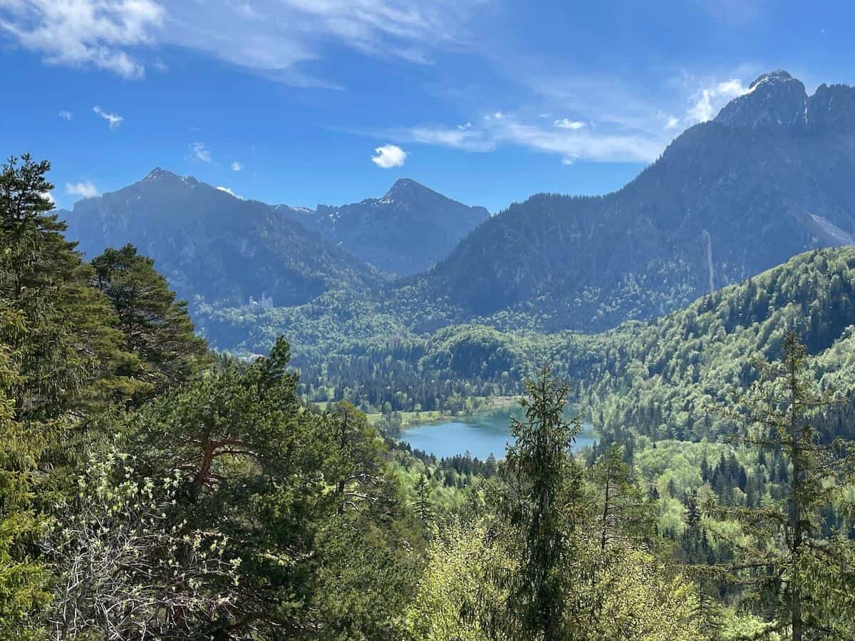 Der Aussichtspunkt vom Kalvarienberg auf den Schwansee und Schloss Neuschwanstein zählt zu den besten Füssen Sehenswürdigkeiten.