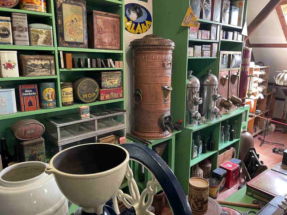 Heimatkundemuseum und Keramikherstellung in der Region Pilsen