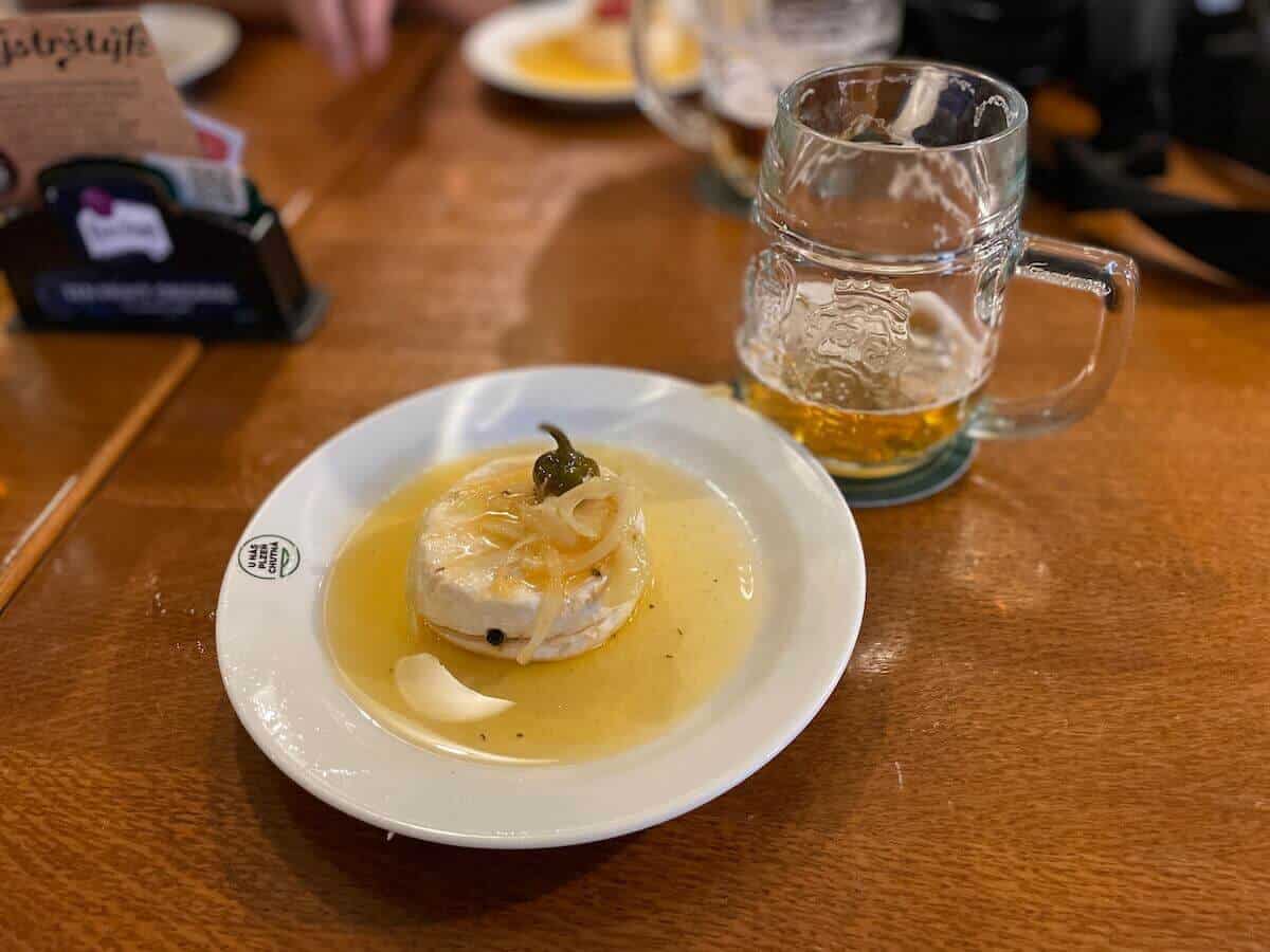 Spezialität in Pilsen: Hermelin Camembert als Vorspeise