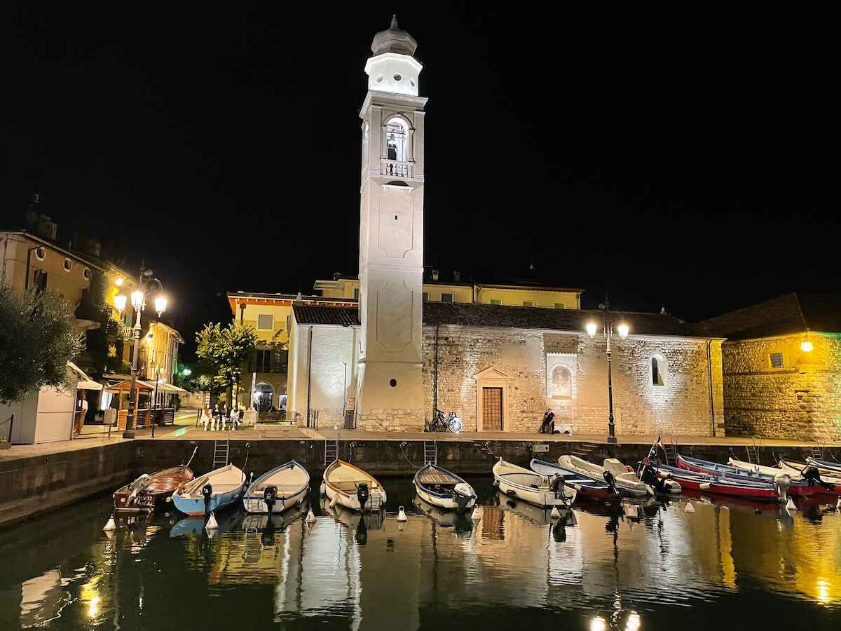 Lazise bei Nacht ist eine der schönsten Orte am Gardasee.