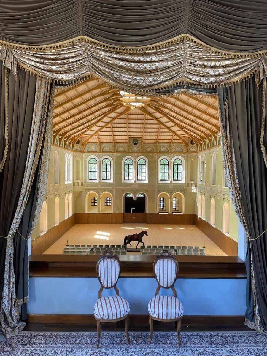 Die Reithalle in Svetce ist die zweitgrößte nach der spanischen Hofreitschule. Beeindruckend ist ein Blick von der Loge aus auf die Halle.