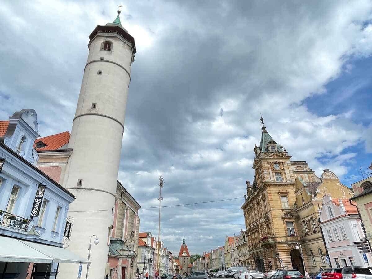 Die schöne Altstadt in Domazlice mit Blick auf den schiefen Turm.