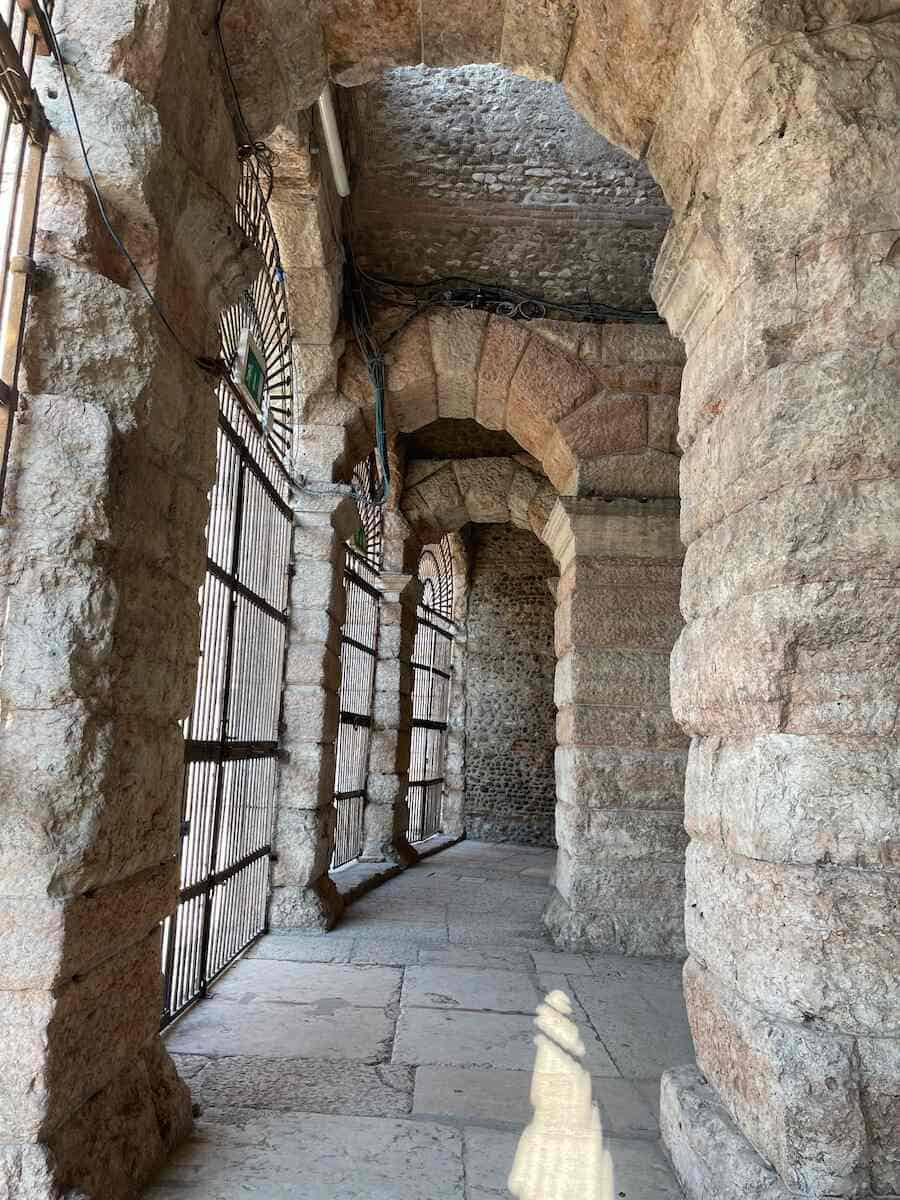 Verona Arena Durchgang unter den Sitzplätzen mit Informationen zum Bau und Geschichte der Arena.