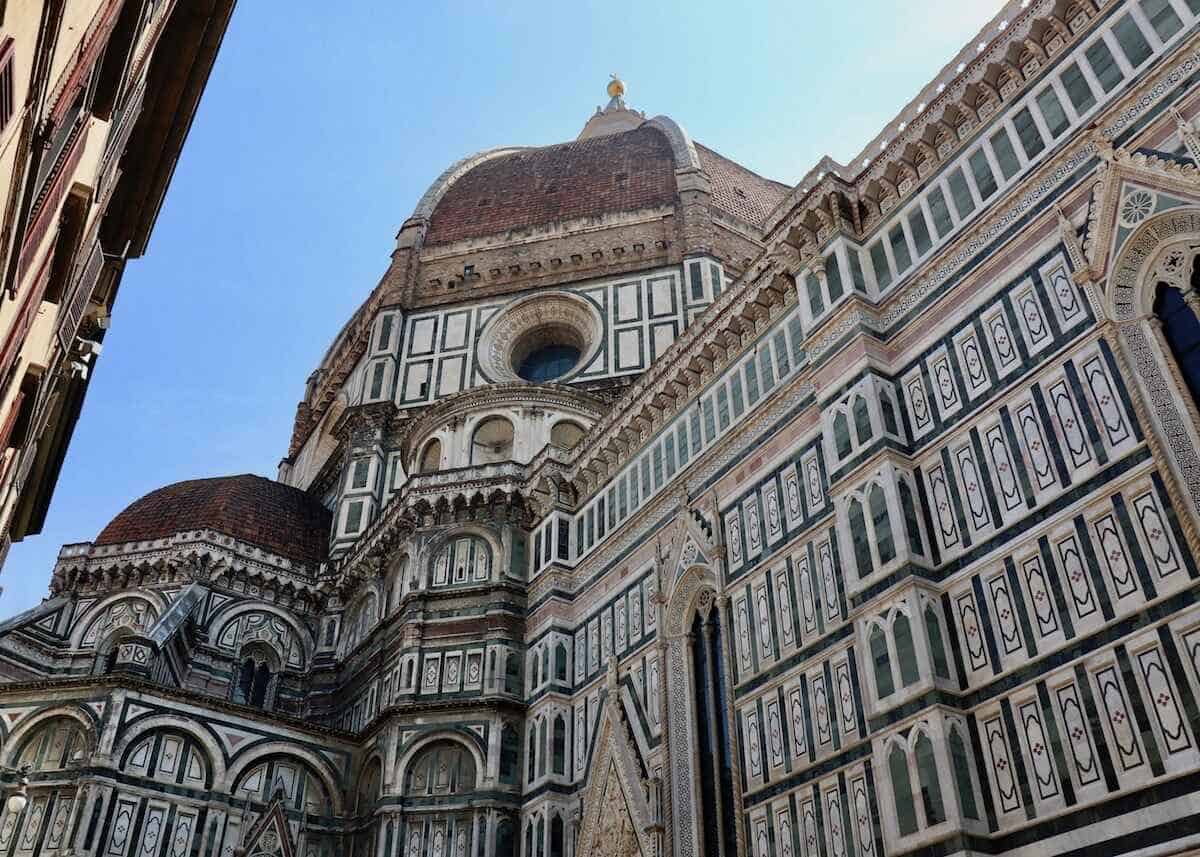 Blick auf den reich verzierten und bemalten Dom von Florenz