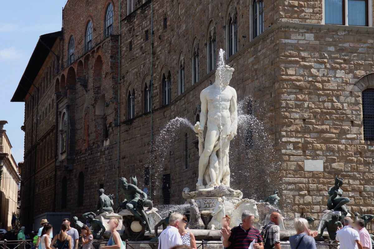 Der Neptunbrunnen vor dem Palazzo Vecchio am Piazza della Signoria