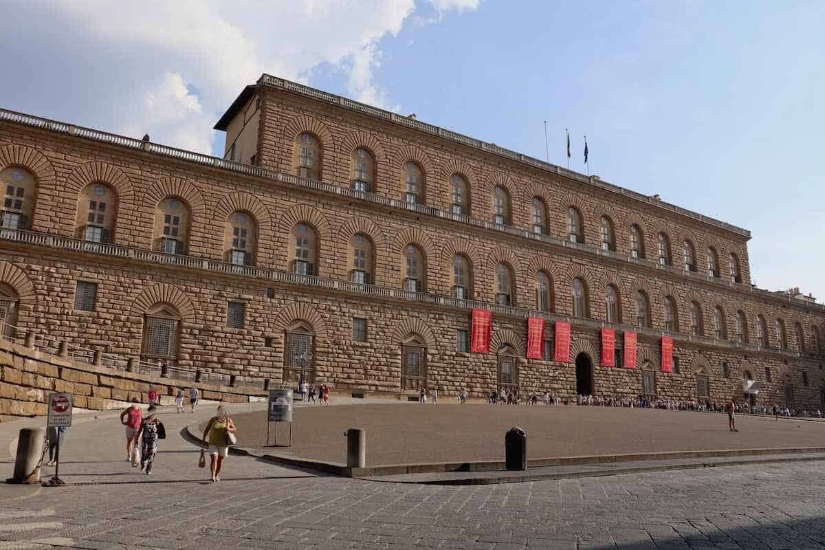Blick auf den imposanten in rötlichem Stein gemauerten Palazzo Pitti