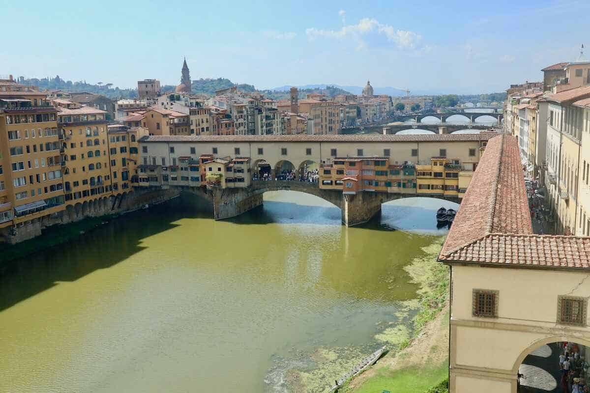 Blick von den Uffizien auf die Ponte Vecchio welcher sich über den grünen Arno-Fluss spannt.